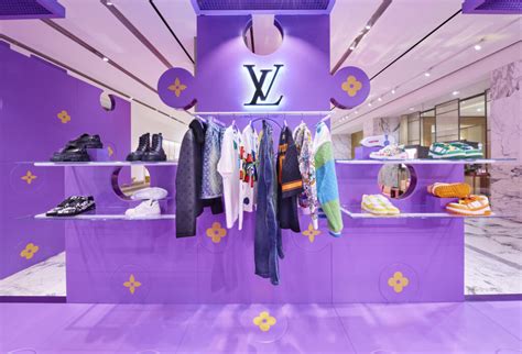 louis vuitton clutch bijenkorf|Louis Vuitton pop up shop.